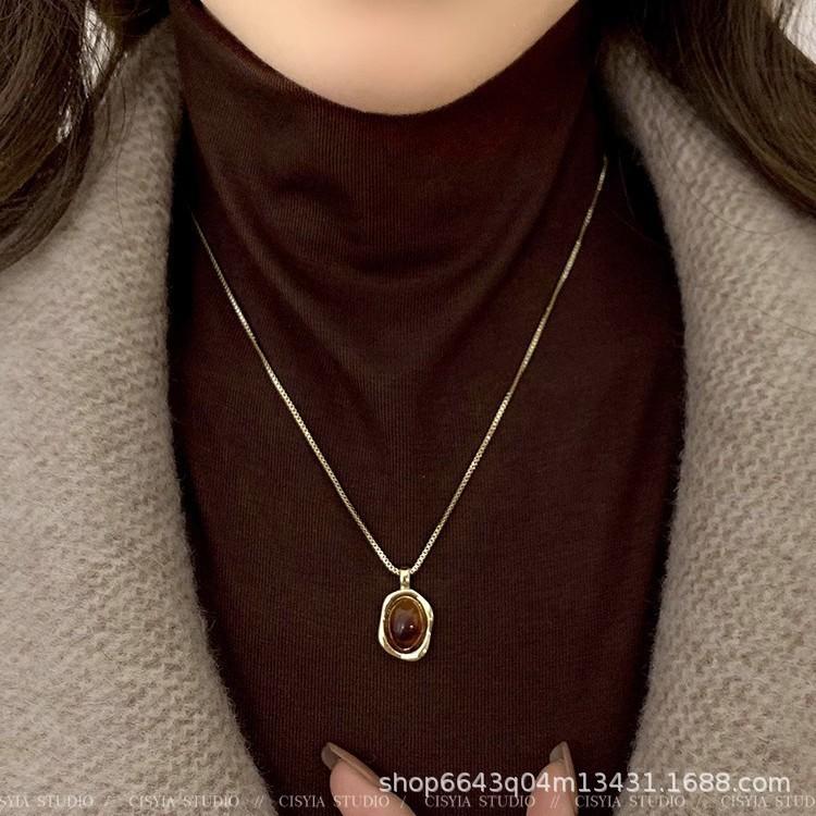 Amber Stacked Wearing Gold Sweater Necklace Girls 2024 Autumn and Winter New Light Luxury High-end Niche Sweater Chain
