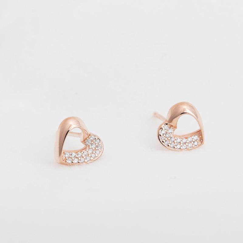 

Серьги-гвоздики в форме сердца с бриллиантами для женщин, модные, универсальные, нишевые, серьги в форме сердца для ежедневных поездок на работу