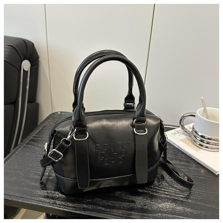 

Глянцевая повседневная простота 2025 лето тиснение букв новая мода повседневная сумка-мессенджер на плечо портативная сумка-подушка чёрный