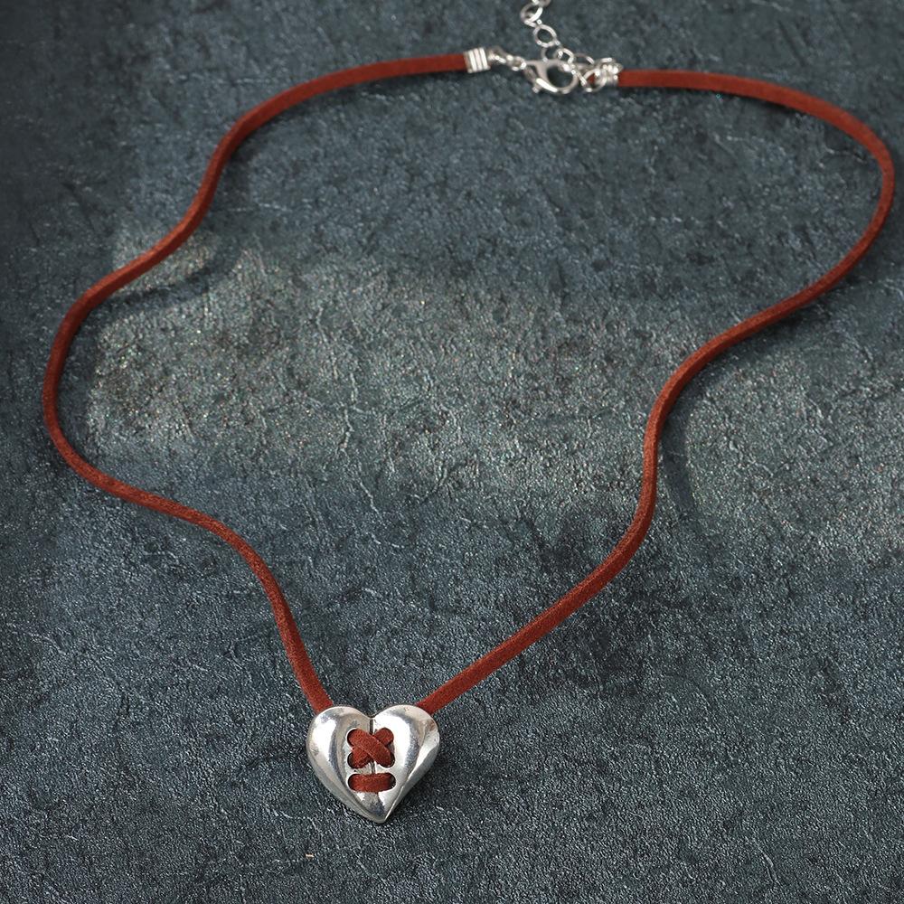JMXD Vintage Minimalist Samt Herz Gewebtes Choker-Halsband Weiches Koreanisches Modeaccessoire Statement-Anhänger für Damen