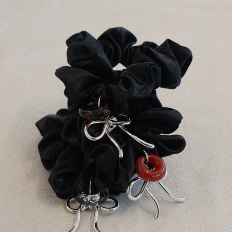 APIOH Charm Ribbon Scrunchy