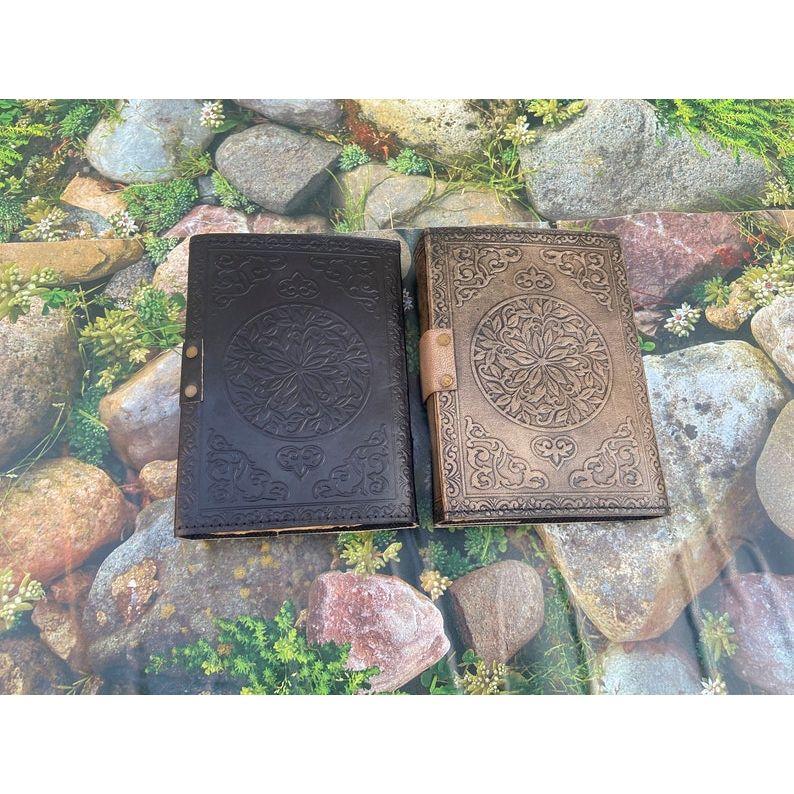 Book of shadows, Leather Journal, Triple Moon journal, Third Eye Crystal Stone, gave til ham, gave til henne, Leather Grimoire