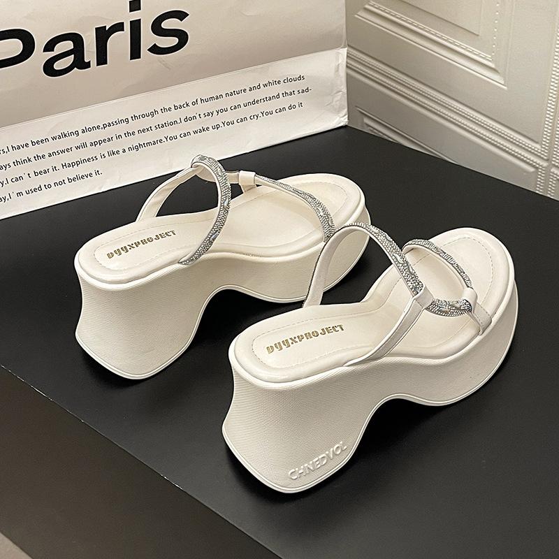 Thick-bottomed French rhinestone slippers for women's outer wear 2025 new summer retro comfortable versatile muffin bottom cool slippers