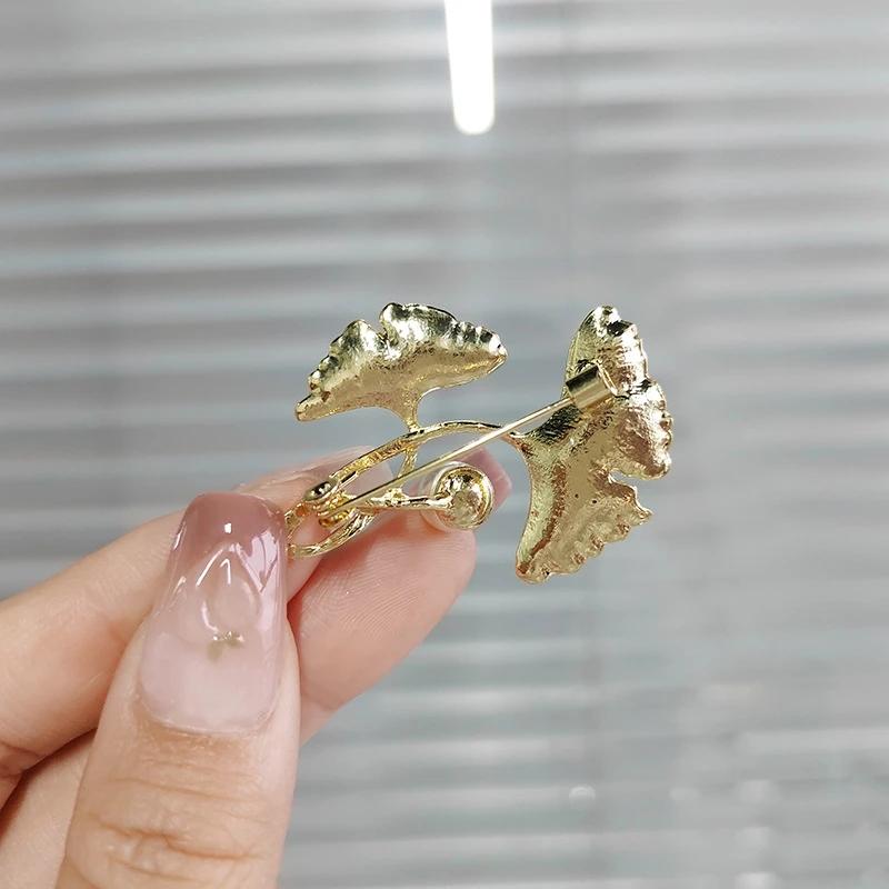 Retro Elegant Ginkgo Leaf Faux Pearl Brosjer for kvinner Temperament Enkel og allsidig brosje Blomster Brosjer Pin Party Bryllup Smykker Gave