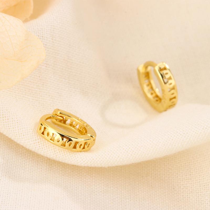 Minimalist Hoop Earrings For Women Niche Light Luxury Studs Simple Elegant Ear Jewelry Fashionable Daily Wear Accessories