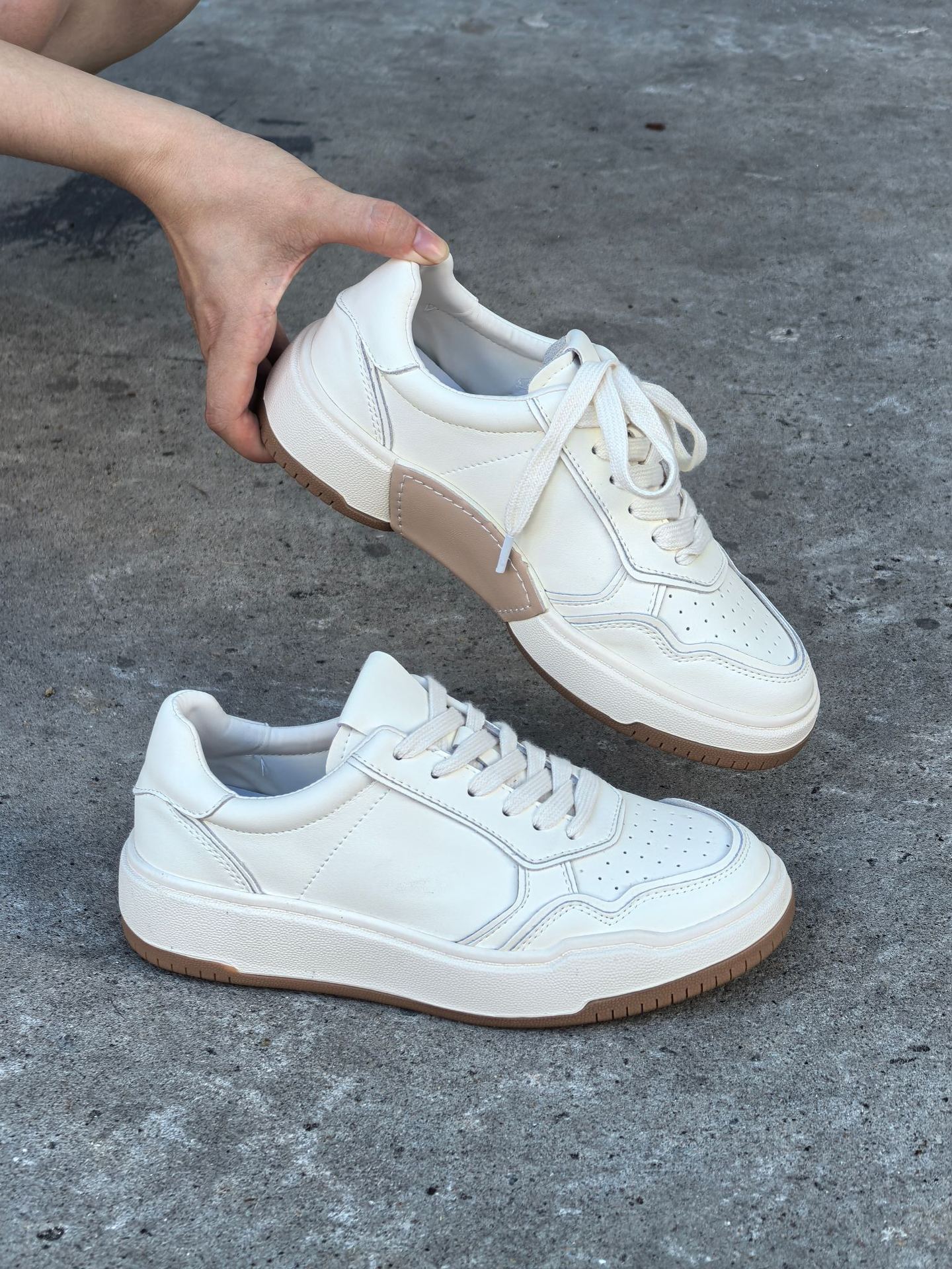 

2025 autumn new washed leisure sports board shoes women s platform red moral training shoes light luxury white shoes trendy and versatile 40