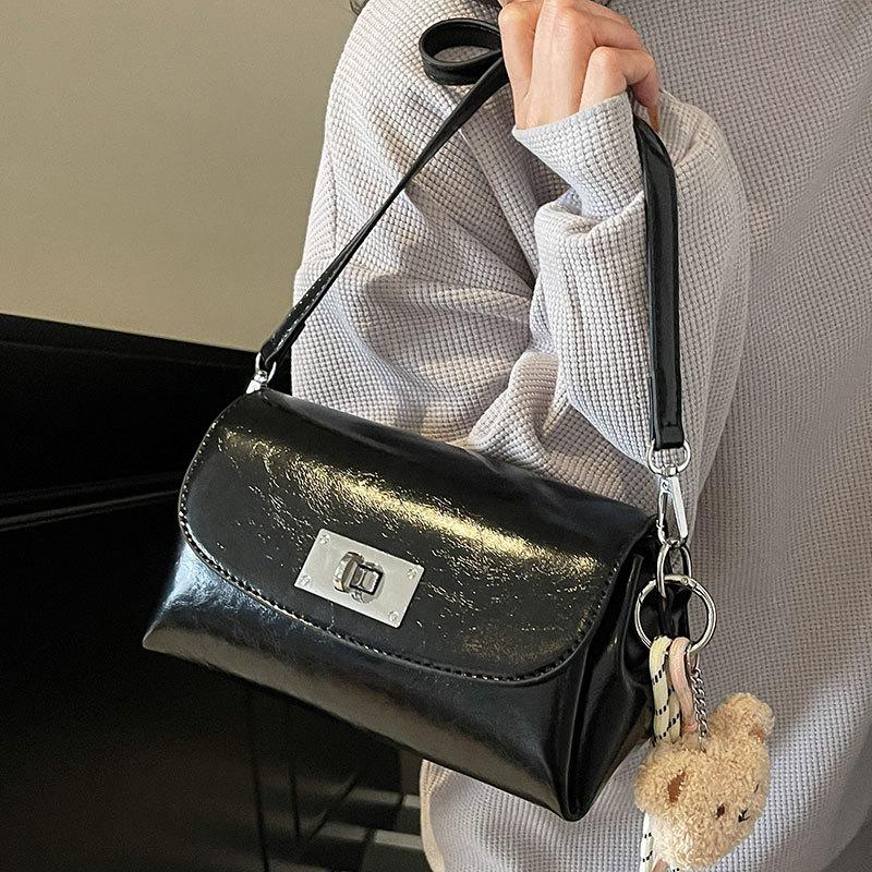 Popular hot-selling Korean version of casual simple style solid color pillow bag women's commuting versatile texture oil wax leather messenger bag