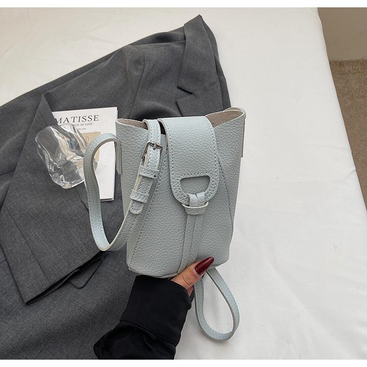 Niche design texture women 2025 new fashion versatile retro shoulder messenger bag high sense