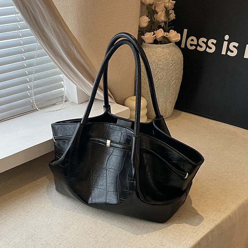 

Large-capacity bag women s summer versatile new niche shoulder underarm bag pleated commuter tote bag чёрный