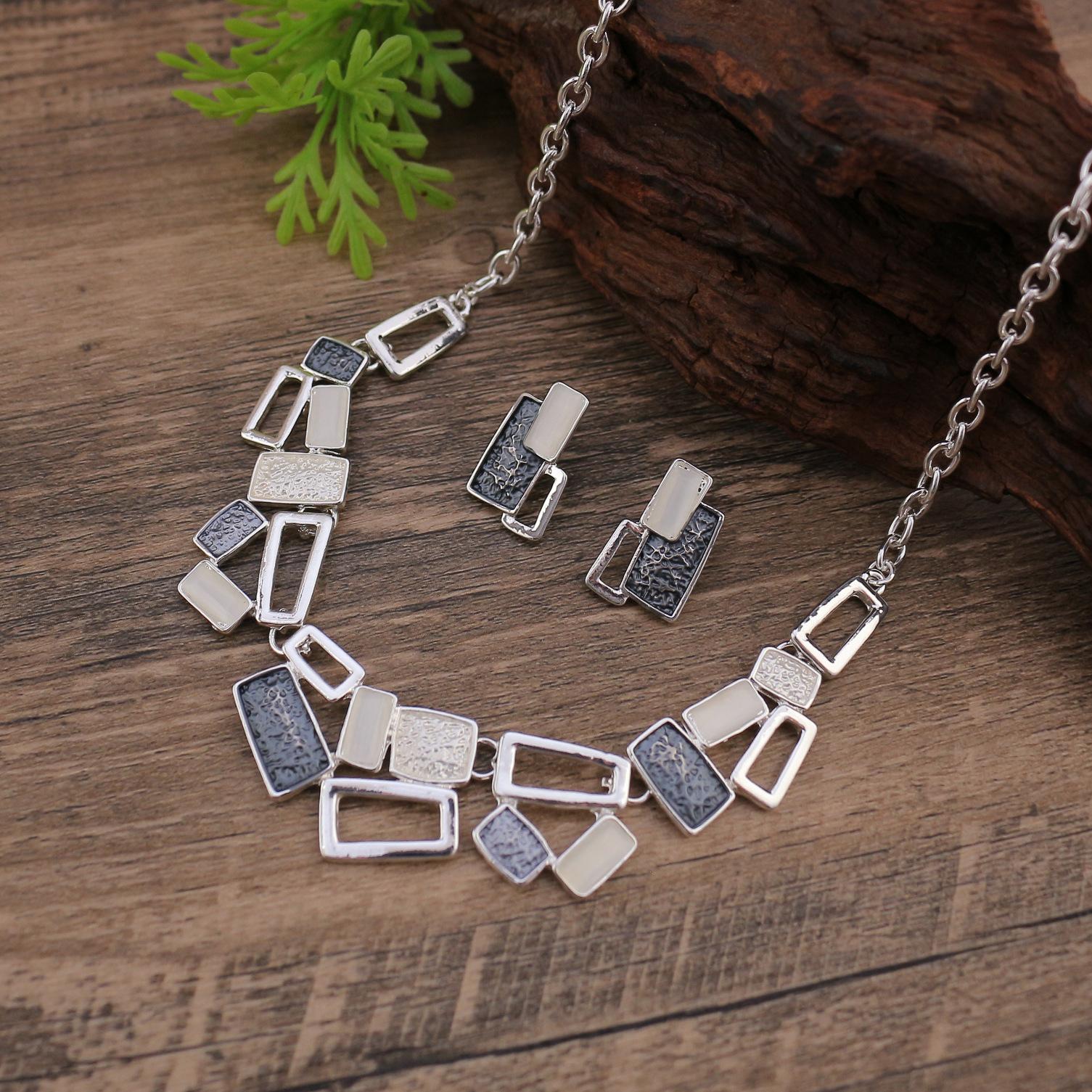 

Новый цветной набор сережек-пусетов неправильной квадратной формы с масляной росписью и ожерелья, женское геометрическое ожерелье высокого класса