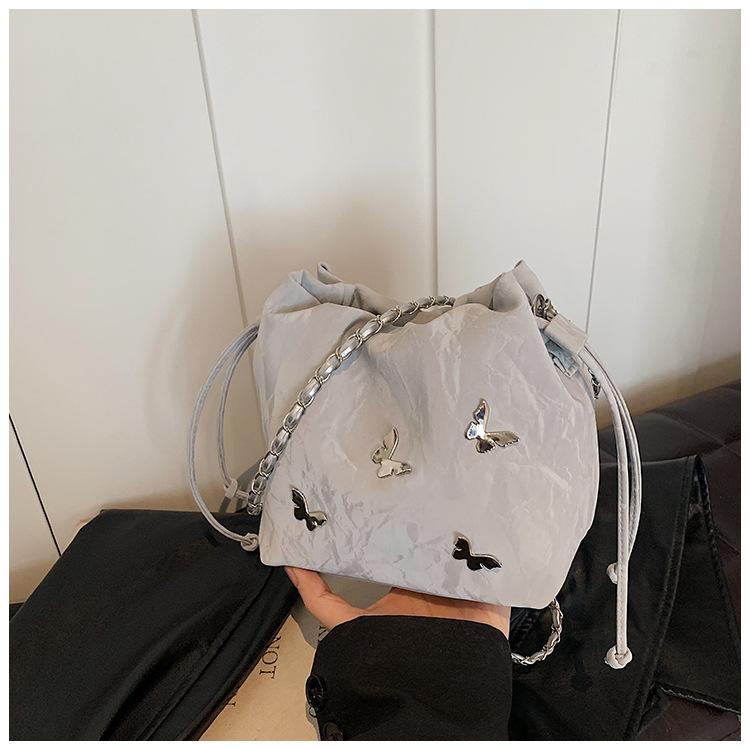 

Summer bag women s 2025 new super fire niche fashion versatile chain messenger bag high-end shoulder bucket bag серебряный