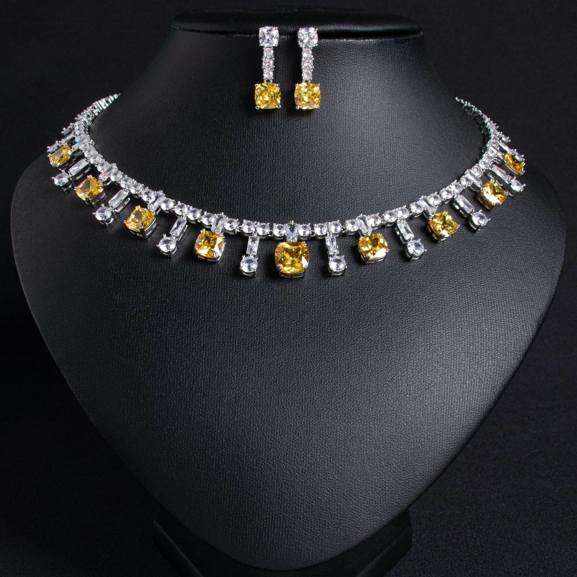 

Женский набор ожерелья и серег с элегантными кисточками и цирконами, дизайн в стиле легкой роскоши, модный и универсальный, нишевый дизайн