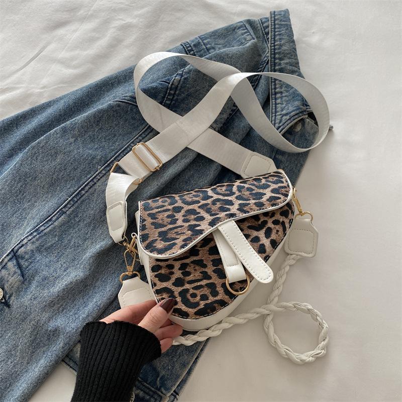 

Леопардовый принт подмышечная простая и модная сумка высокого класса 2025 повседневная новая иностранная универсальная плечевая сумка-мессенджер белый