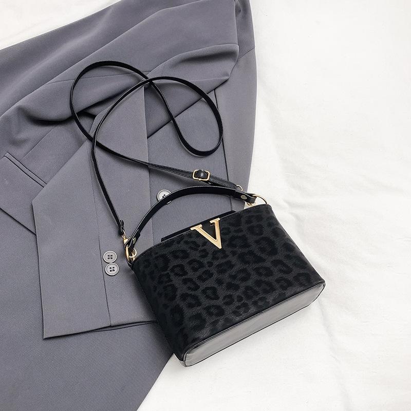 

Shoulder bag Fashion handbag Crossbody bag Large capacity casual bag Simple bag Alphabet bag Leopard print bag