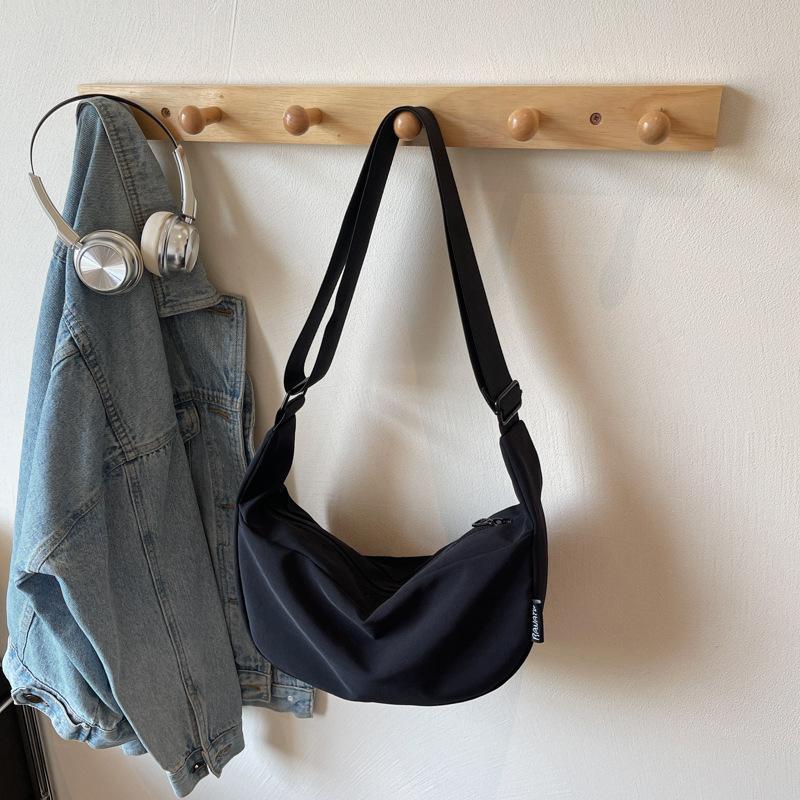 

Сумка большой вместимости женская универсальная новая нишевая модная на плечо кроссбоди сумка для通勤 повседневная сумка-пельмень