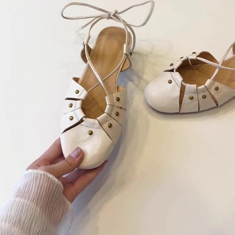 A New Style of Women's Shoes with A Hollowed-out Design and Versatile Flat Square-toed Shoes