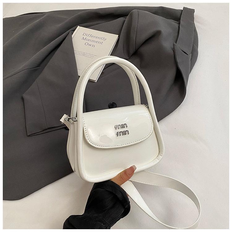 

Literary letters portable commuter bag women s 2025 new trendy fashion small square bag single shoulder crossbody armpit bag белый