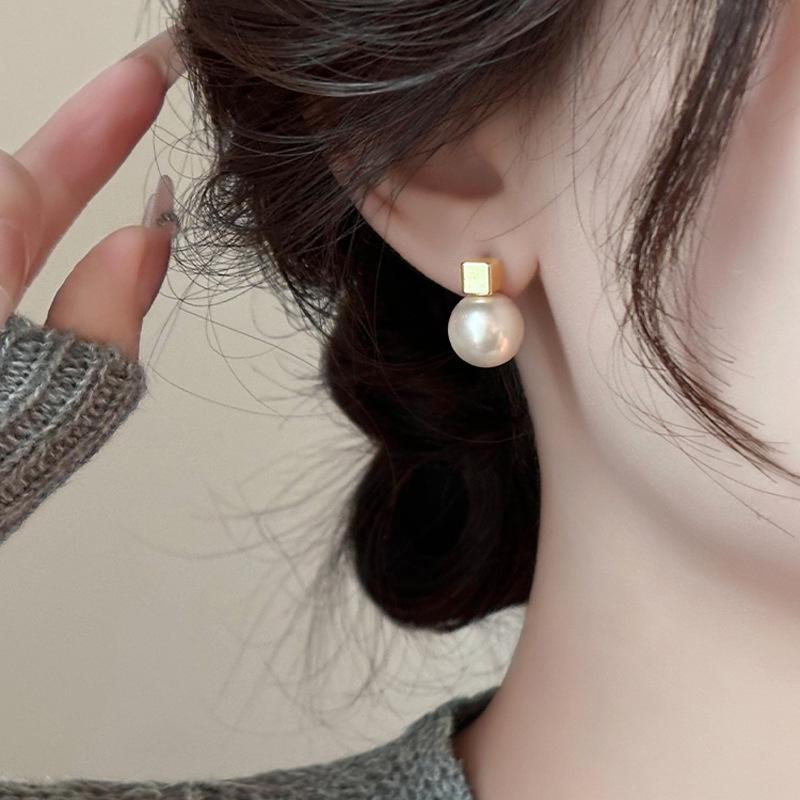 Hong Kong Style 3D Cube Pearl Earrings: French Light Luxury, High-End Simple Design for Women