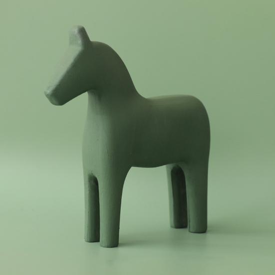 Robuste Pferdefigur. Zarte, exquisite abgerundete Kante