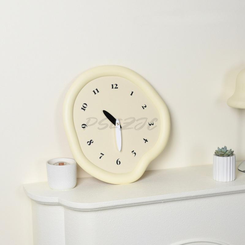 Cream Style High-end Creative Simple Wall Clock with Black Scale Decoration and Ultra Quiet Home Decoration Clock