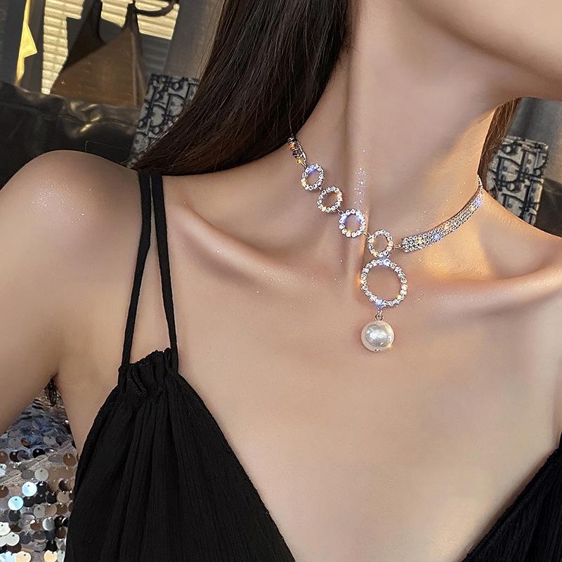 

Full Diamond Round Ring Pearl Choker Necklace - Elegant and Versatile Neckwear золотой