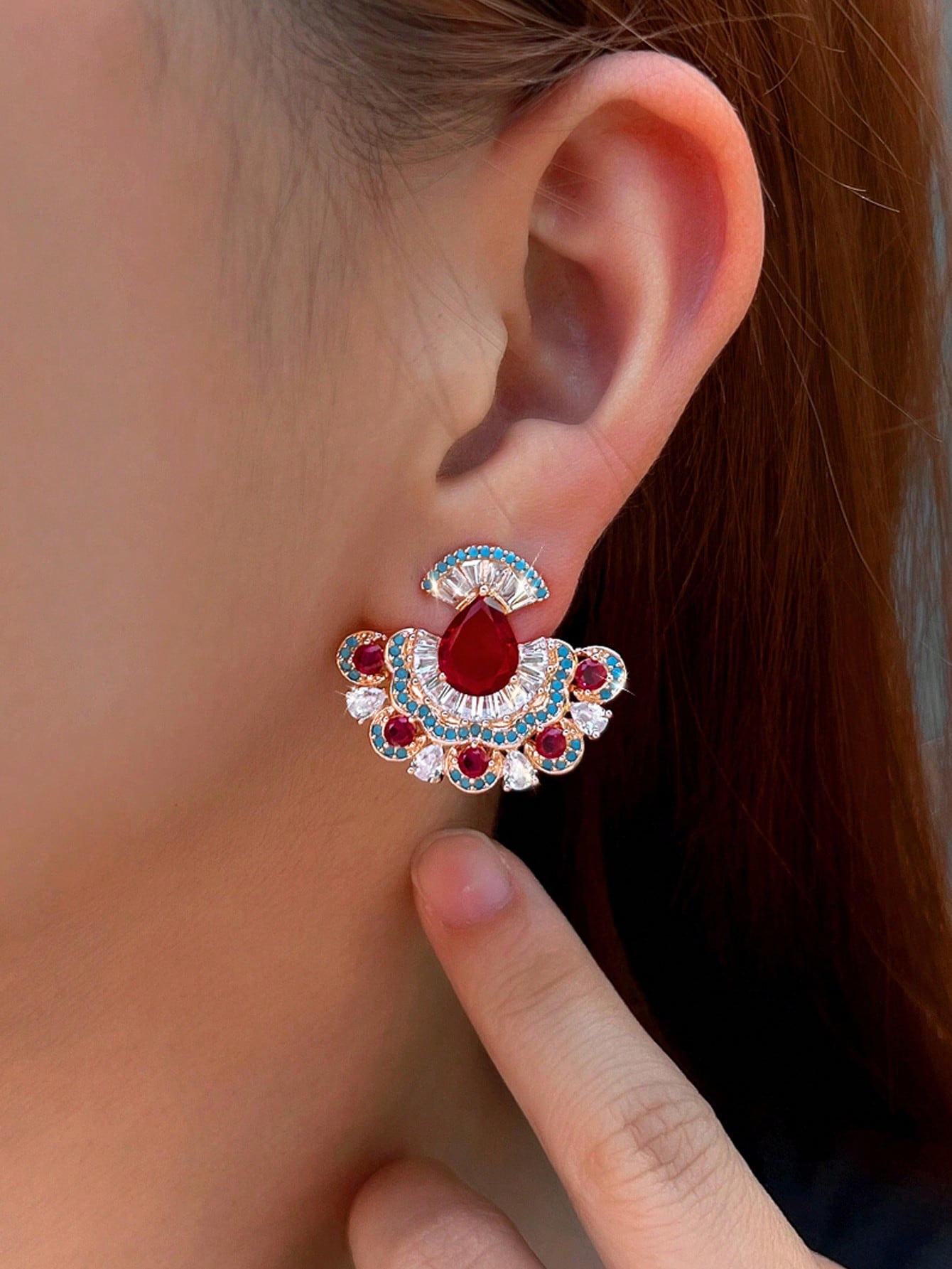 

Модные серьги-подвески для женщин красный