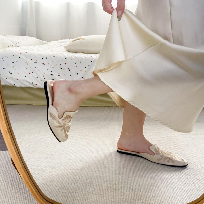 New Chinese Embroidery Wrapped Head Half Slippers Women Wear 2025 Spring and Summer New Retro All-match Flat Slippers