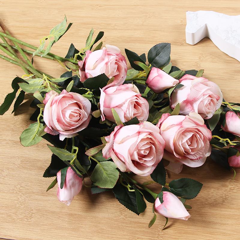 

Елегантна шовкова квіткова композиція з троянд у вазі для вітальні або обіднього столу