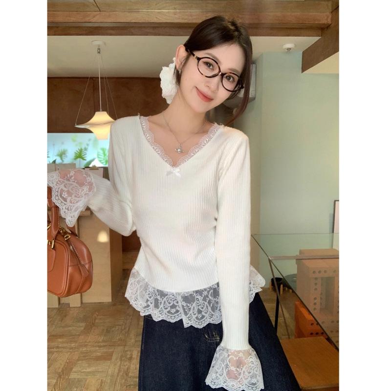 Winter 2024 Women's V-Neck Lace Trim Slim-Fit Knit Sweater with Waist-Cinching Velvet Base Layer