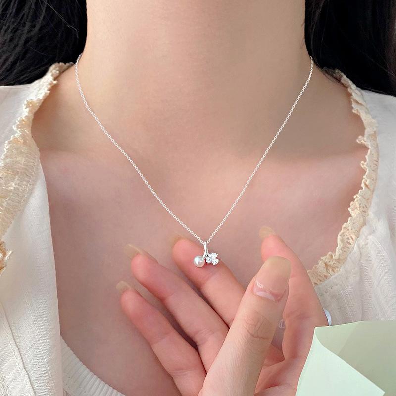 Three Leaf Grass Pearl Necklace Light Luxury Versatile, Exquisite, Fashionable, and Luxury, Small and Popular Collar Chain