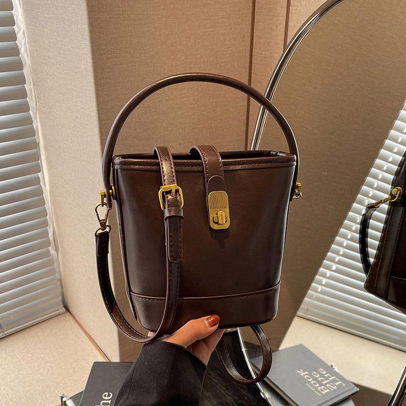 Korean version of retro handbag bag women's 2025 new autumn and winter simple versatile bucket bag niche messenger shoulder bag