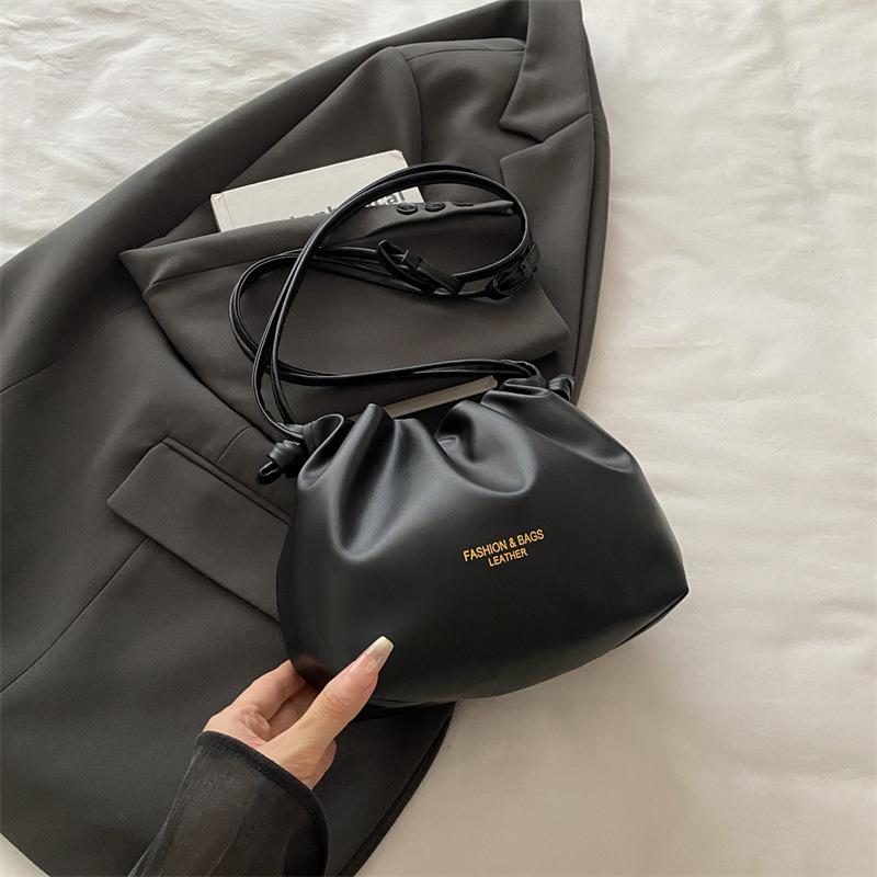 Niche Design Bag Women's 2025 New Summer Versatile Korean Version Shoulder Messenger Bag Pleated Popular Bucket Bag