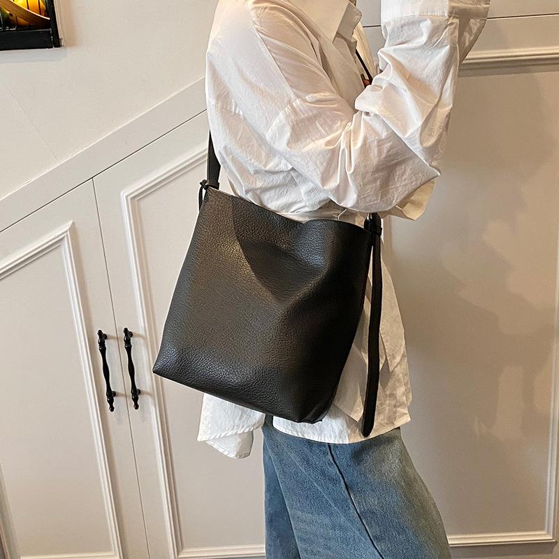 New Casual Commuting Large-capacity Bucket Bag Women's Messenger Bag Fashionable Shoulder Bag