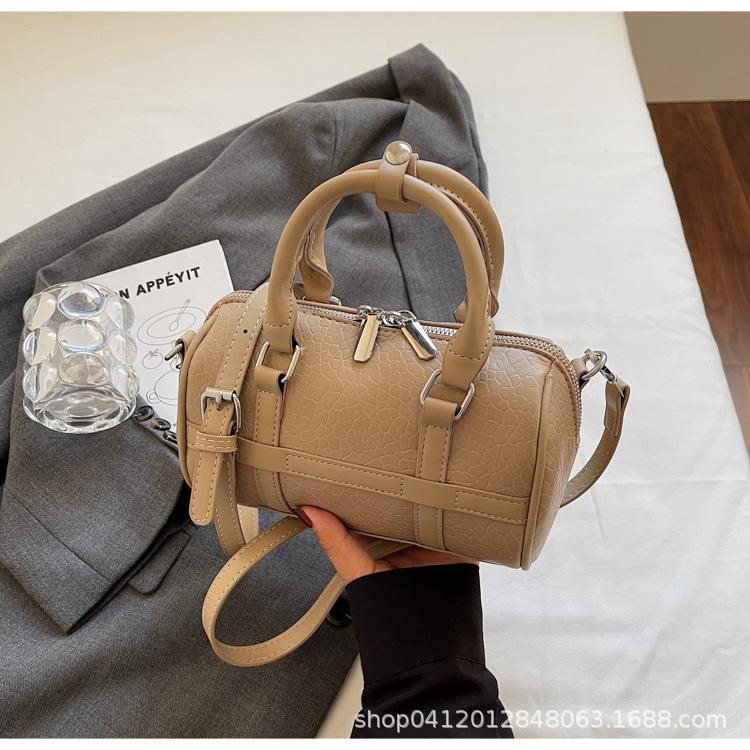 Korean version of simple pillow bag summer hand bag women's 2025 new fashion design texture shoulder messenger bag