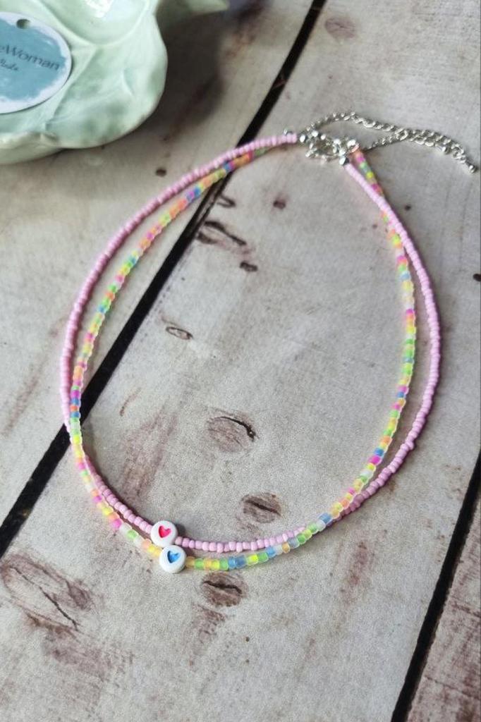 Korálkový choker náhrdelník se srdíčkovým přívěskem – Ručně vyráběné šperky