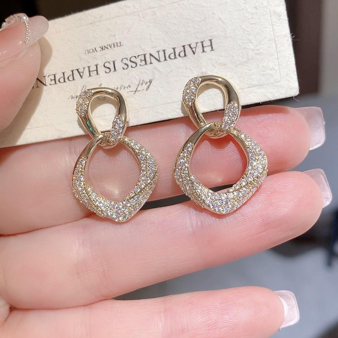 

Retro Light Luxury Versatile High-end Ring Buckle Earrings Exquisite Fashion Simple Super Sparkling Earrings for Women