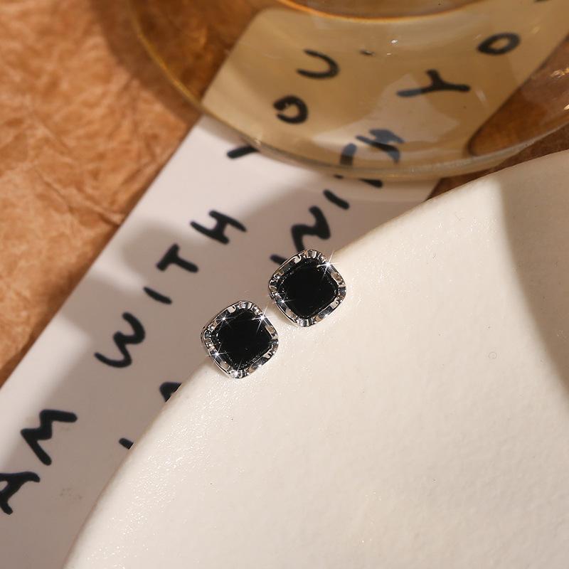 Black square small stud earrings women's sterling silver earrings, new popular exquisite temperament, advanced sense of nourishing ear hole earrings