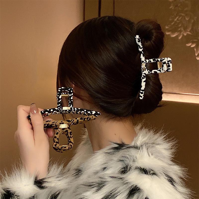 Elegant Retro Leather Hair Curler Clip - Small, Luxury, and Fashionable Hair Accessory