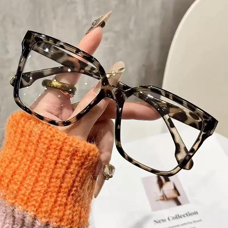 1Pc Women's Classic Fashion Square Frame Glasses with Clear Lenses - Stylish Accessory for Daily Wear and Photography