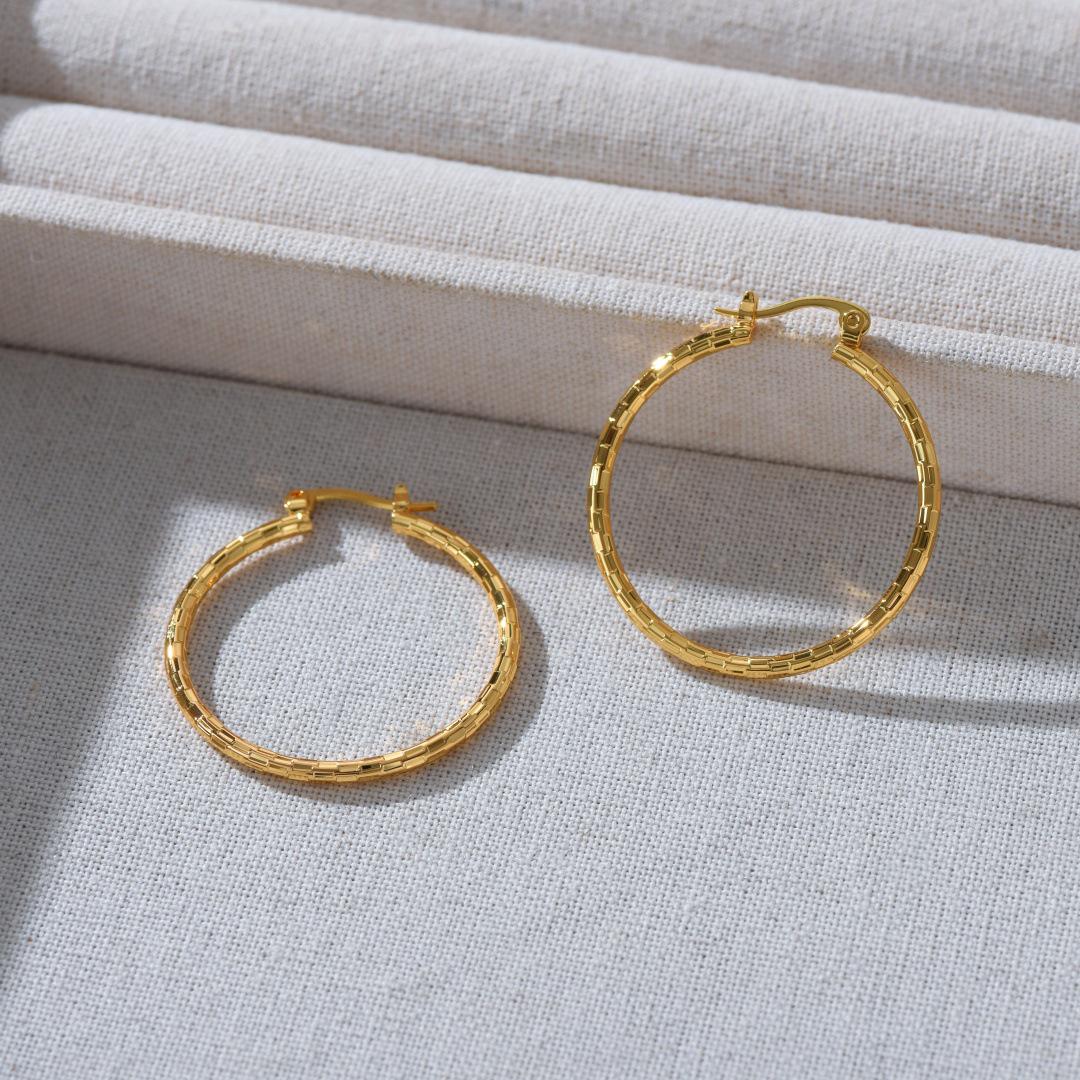 Trendy Crushed Silver Circle Ear Cuff - Unique, High-End Style