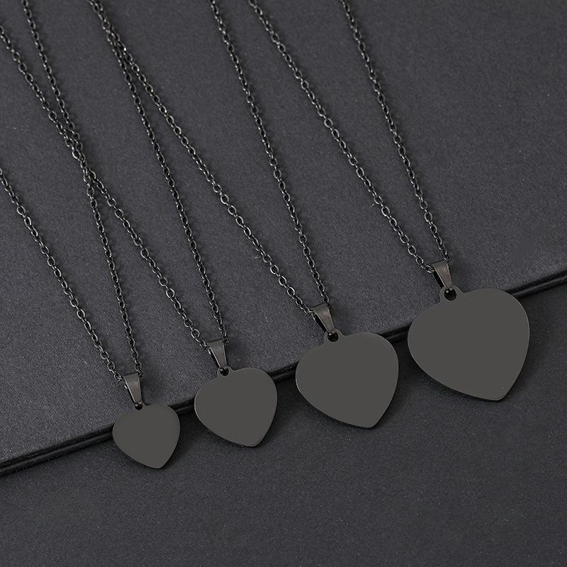 Collar Metálico de Acero Inoxidable con Forma de Corazón y Diseño Grabado Láser - Edición Regalo Navideño
