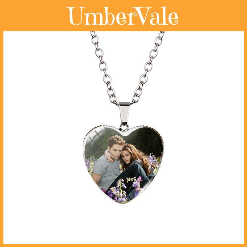 Schitterende hartvormige hanger met Twilight Saga-thema uit 2023, met een uniek edelsteenontwerp.