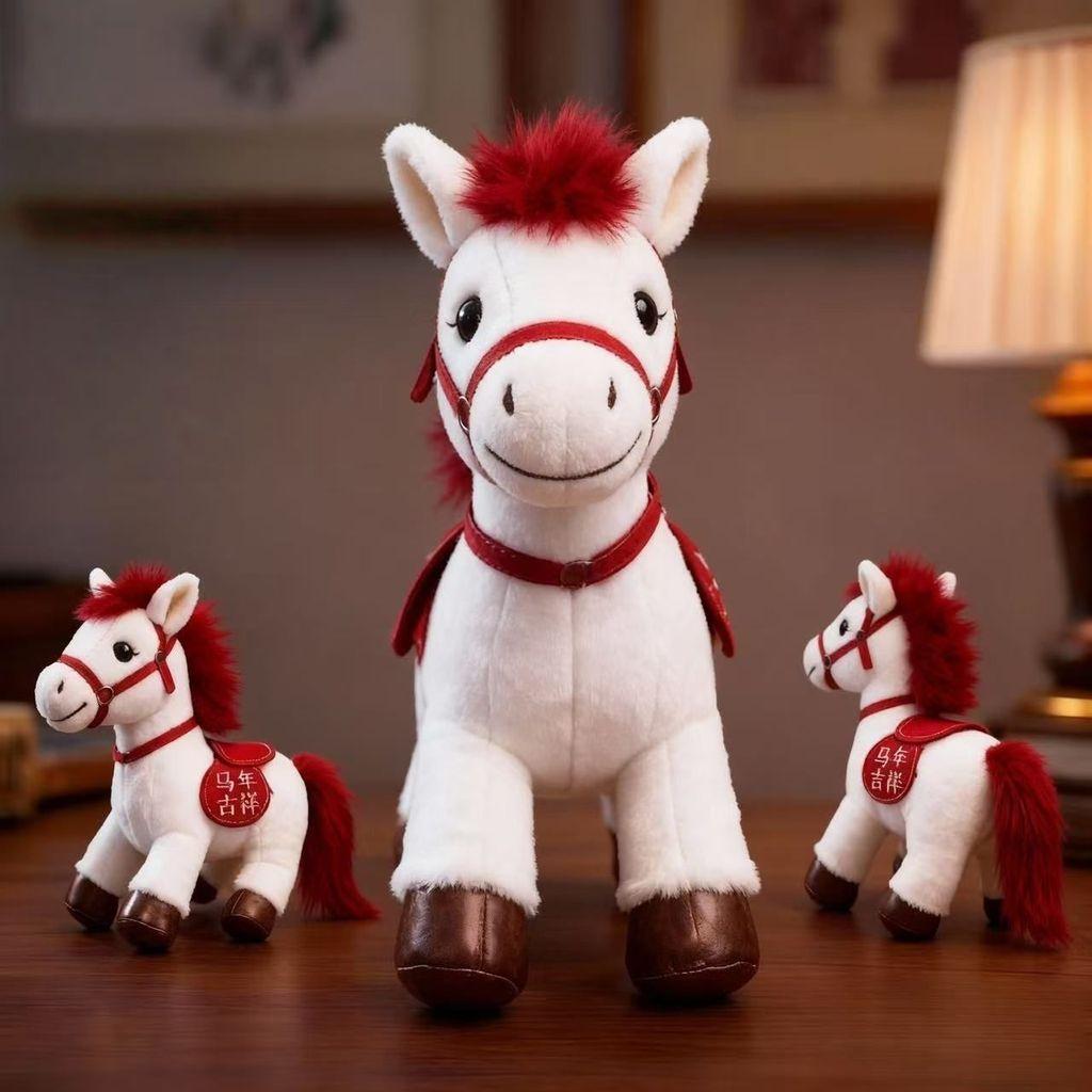 Pluche paardje gevuld met PP-katoen, ideaal als eindejaarsgeschenk of voor feestelijke gelegenheden.