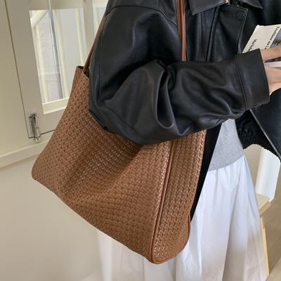 Large Capacity Tote Bag Women's Bag New Korean Version Fashion Woven Shoulder Handbag High-end Commuter Armpit Bag