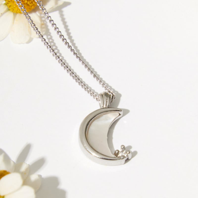 noonoo fingers white mother-of-pearl crescent moon necklace