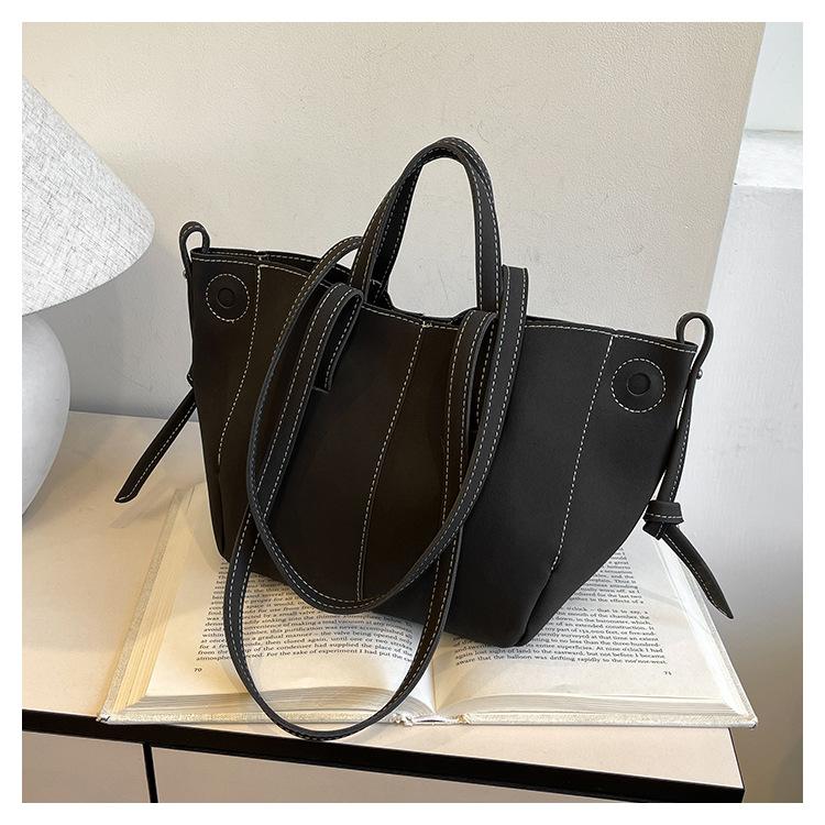 

Французский нишевый дизайнерский шоппер женский 2025 новый большой вместимости сумка-крыло для поездок на работу ручная носка под мышкой на плече чёрный