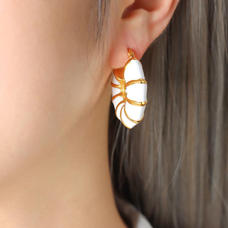 Personalized Bamboo Drip Oil Black  White C-Shaped Gold-Plated Titanium Steel Hoop Earrings