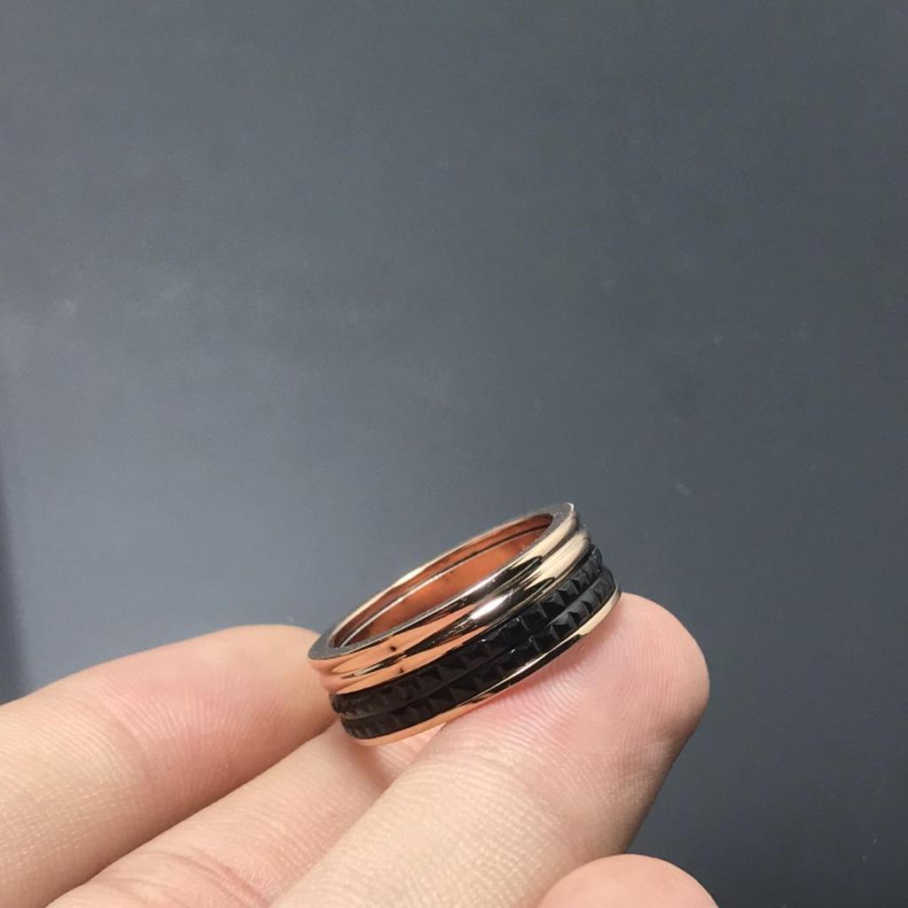 Pierścionek z zębatką w kształcie kostki lodu z diamentami inspirowany szczęściem V Gold dla par - uniseks i stylowy