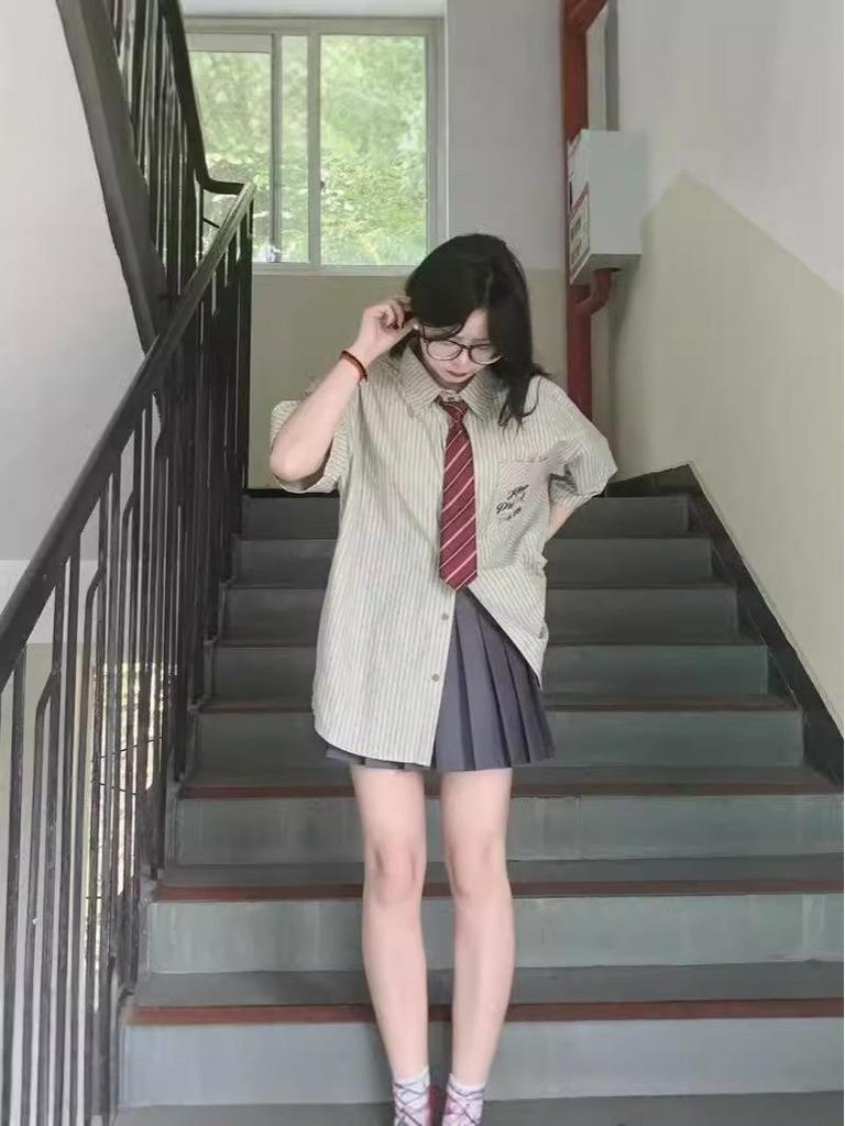 Conjunto de Duas Peças Feminino Estilo College Primavera: Camisa de Manga Curta Listrada e Saia Plissada Cinza