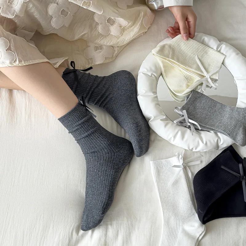 Chaussettes mi-mollet à nœud papillon doux JK japonais pour femmes, chaussettes à nœud au talon, chaussettes décontractées noires et blanches en bouclette, chaussettes de sport en coton pour filles